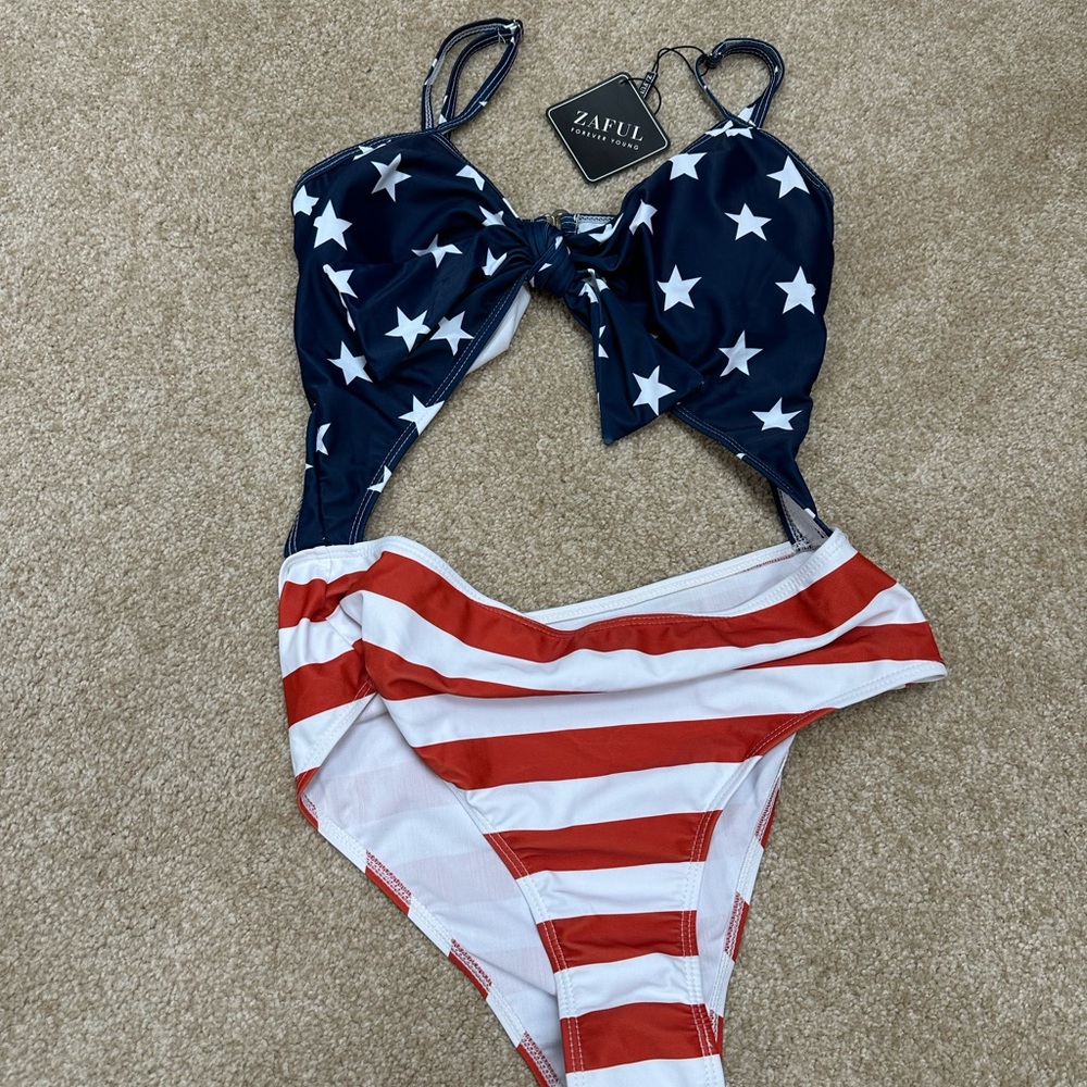 Zaful Star and Stripes One-Piece Swimsuit with Cutout